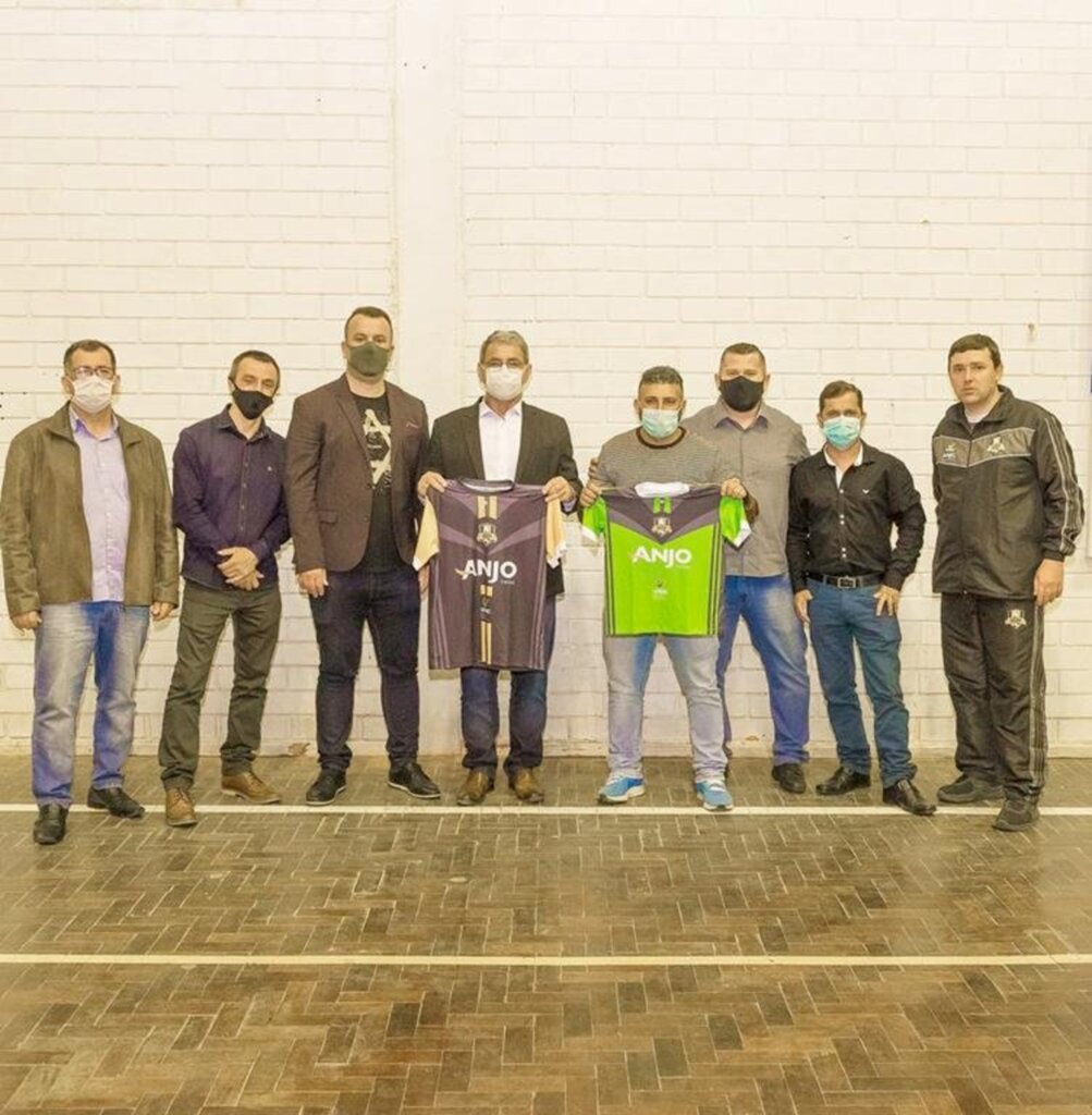 PROJETO ANJOS DO FUTSAL RECEBE UNIFORMES EM PASSO DE TORRES
