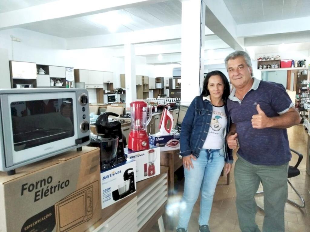 VEREADOR LORO GOMES FAZ DOAÇÃO DE ELETRODOMÉSTICO PARA RIFA BENEFICENTE EM PRAIA GRANDE