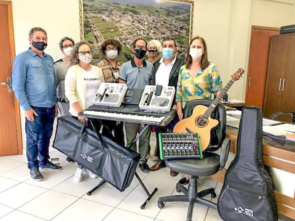 CORAL DA TERCEIRA IDADE DE SANTA ROSA DO SUL RECEBE NOVOS INSTRUMENTOS