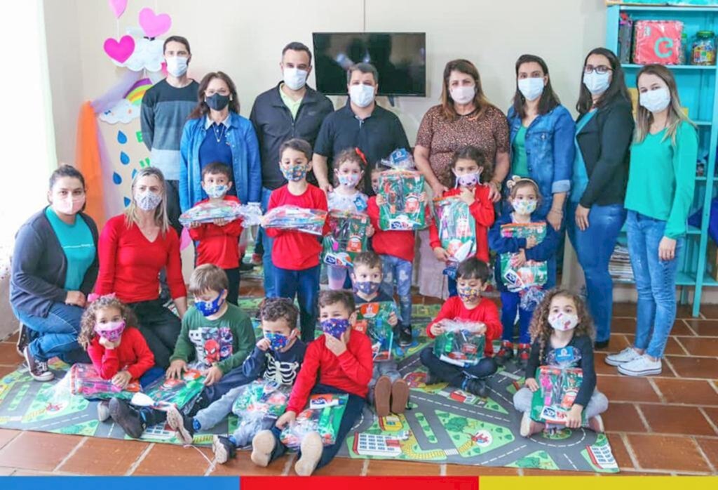 PREFEITURA DE PRAIA GRANDE ENTREGA  KITS DE MATERIAIS ESCOLARES AOS ALUNOS