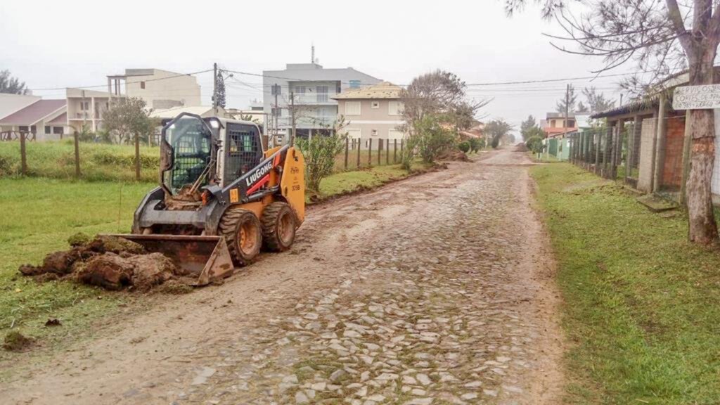 SECRETARIA MUNICIPAL DE OBRAS E SERVIÇOS PÚBLICOS REALIZA MUTIRÃO DE LIMPEZA EM TORRES