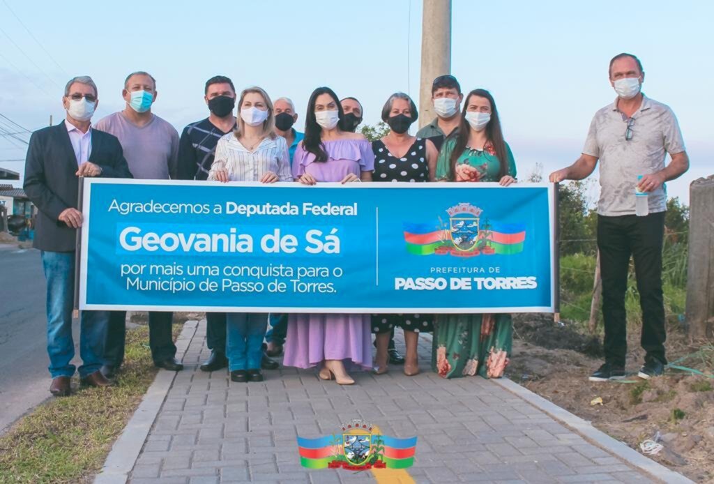 DEPUTADA GEOVANIA DE SÁ ENTREGA PACOTE DE OBRAS EM PASSO DE TORRES