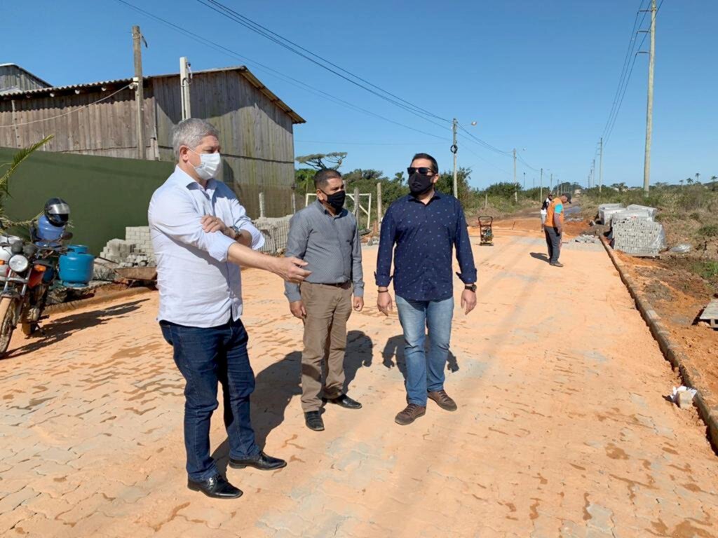 TORRES: PREFEITO CARLOS SOUZA ACOMPANHA OBRAS EM ANDAMENTO NO MUNICÍPIO