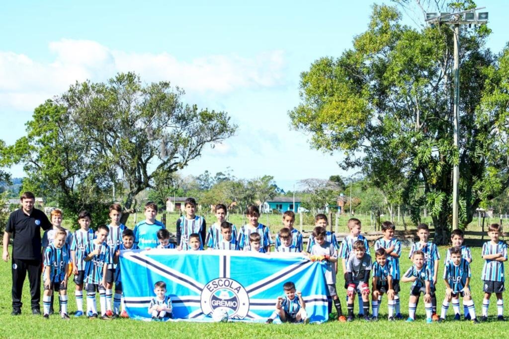 MUNICÍPIO DE SÃO JOÃO DO SUL RECEBE ESCOLINHA DE FUTEBOL DO GRÊMIO