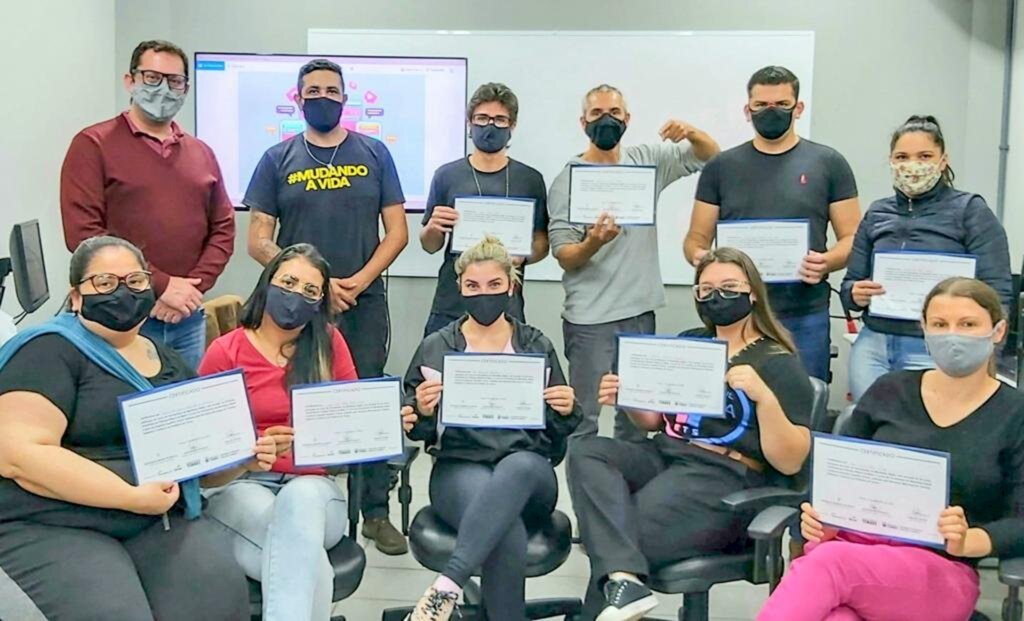 PREFEITURA DE TORRES ENTREGA CERTIFICADOS DOS CURSOS DE VITRINISMO E DE FERRAMENTAS DE MARKETING DIGITAL