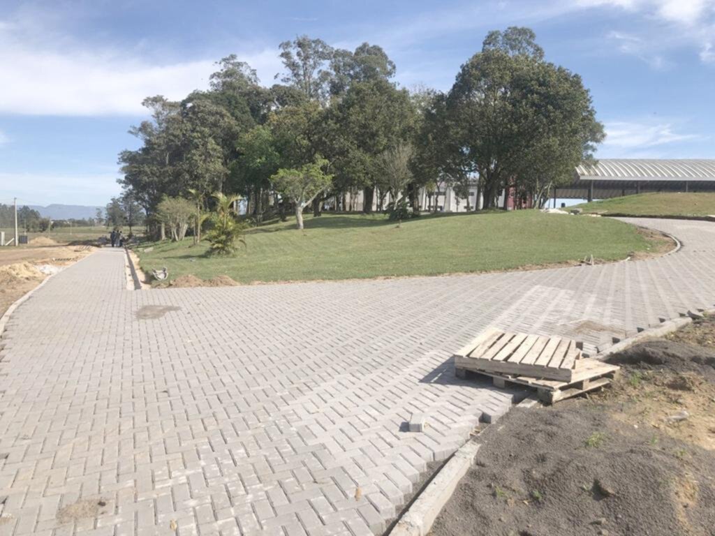 PARQUE DE EVENTOS EM SANTA ROSA DO SUL RECEBE ACESSOS E CALÇADAS EM PAVER