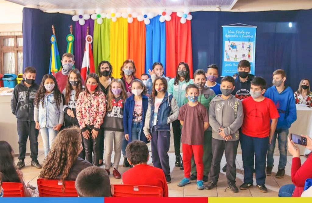 ESCOLA FAZ LANÇAMENTO  DO LIVRO 'UMA ESCOLA QUE APRENDEU A COOPERAR'