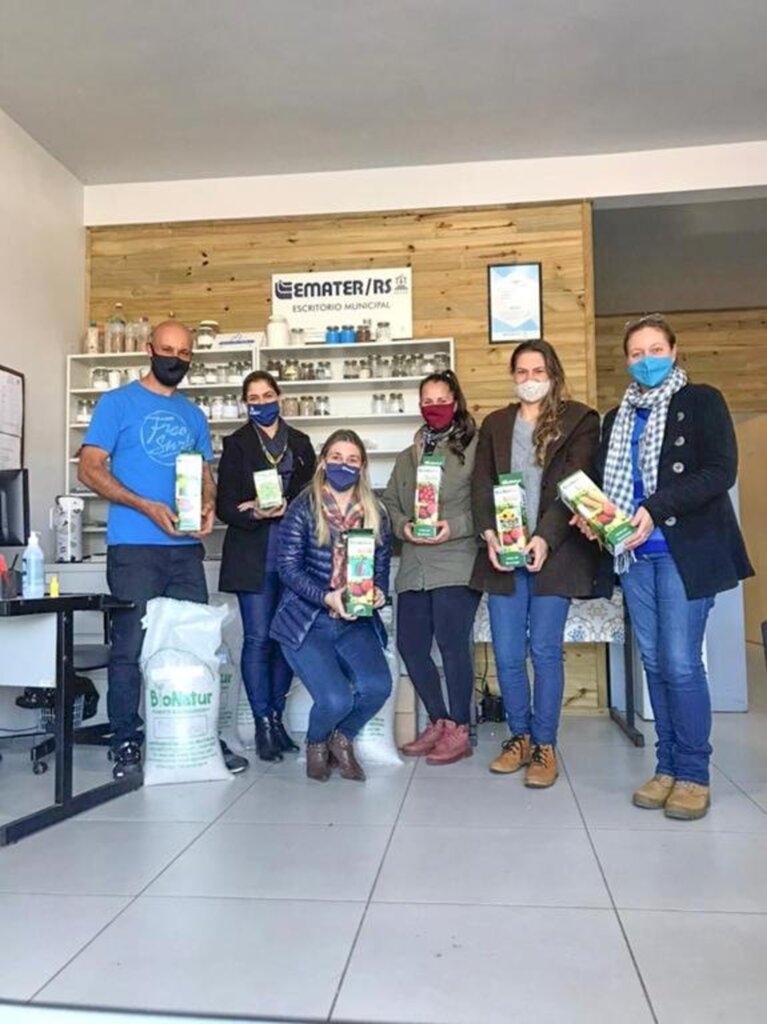 EMATER/RS-ASCAR E ASSISTÊNCIA SOCIAL RECEBEM SEMENTES DO PROGRAMA BANRISUL EM MAMPITUBA
