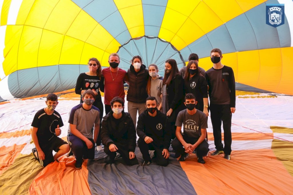 COMO INCENTIVO AO TURISMO LOCAL, PROJETO APRESENTA BALÃO DE AR QUENTE AOS ALUNOS DE MORRINHOS DO SUL