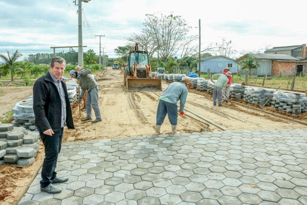 PREFEITO MOACIR TEIXEIRA VISITA OBRAS EM ANDAMENTO EM SÃO JOÃO DO SUL