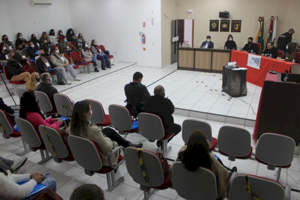 POLÍTICAS SOCIAIS SÃO DEBATIDAS EM CONFERÊNCIA EM SANTA ROSA DO SUL