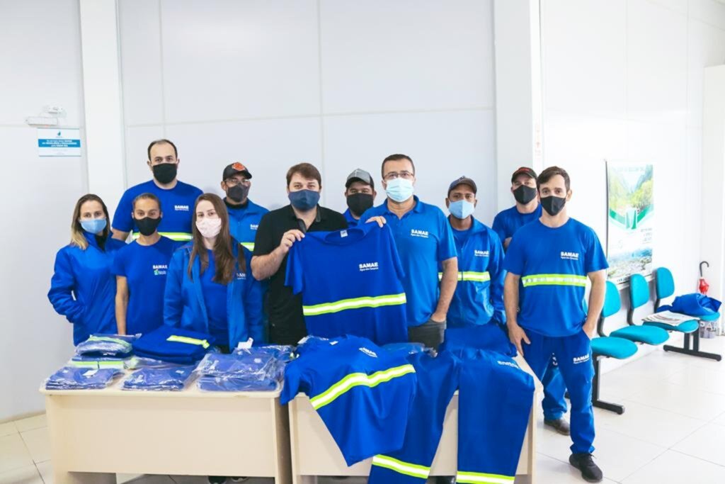 SAMAE ÁGUA DOS CANYONS ENTREGA UNIFORMES PARA SERVIDORES