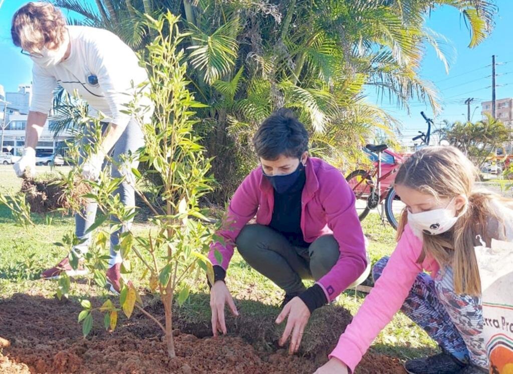 MEMORIAL COM ÁRVORES  NATIVAS APROXIMA A MATA ATLÂNTICA DA CIDADE