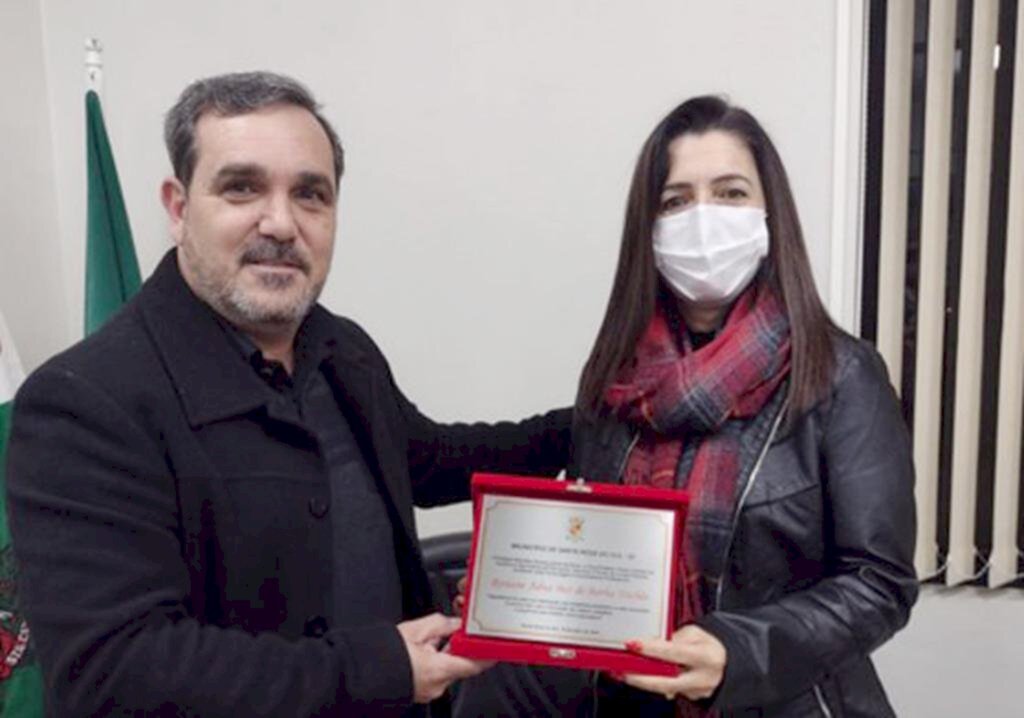 PROFESSORA SE APOSENTA E  RECEBE HOMENAGEM DA ADMINISTRAÇÃO MUNICIPAL DE SANTA ROSA DO SUL