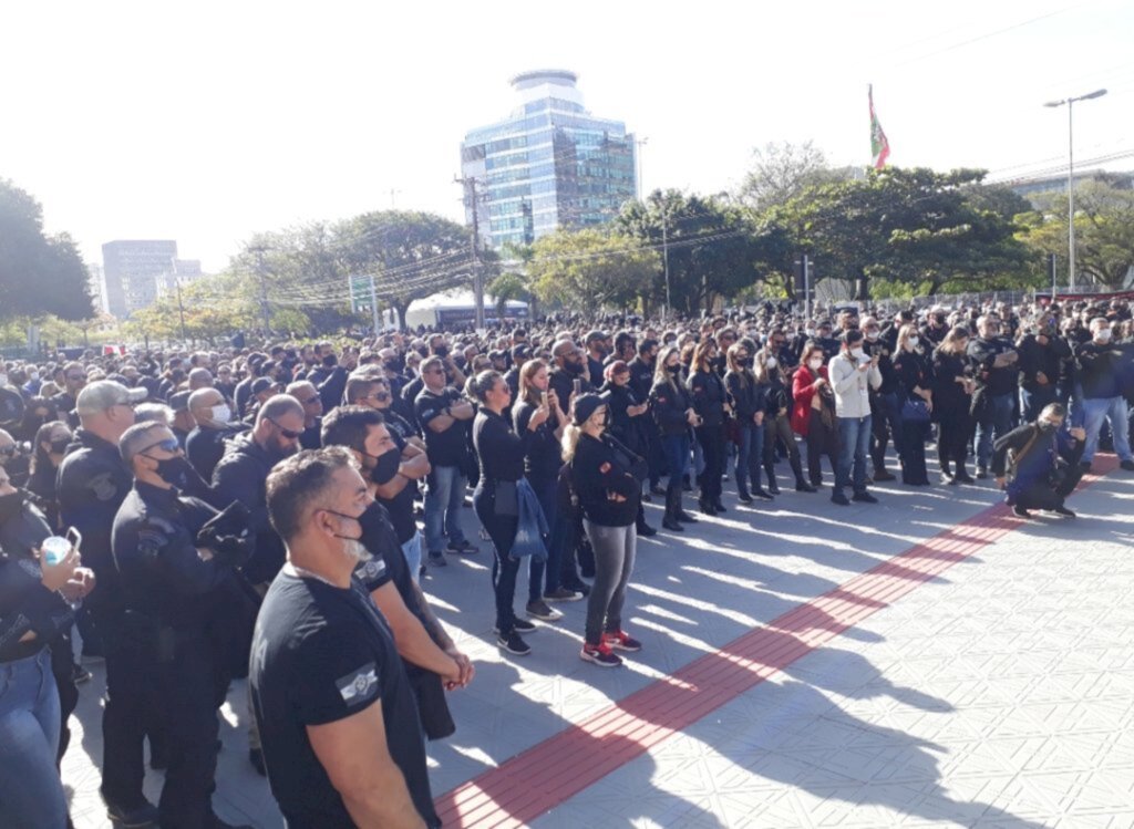 EM PROTESTO, SERVIDORES DA SEGURANÇA PÚBLICA APROVAM PARALISAÇÃO PARCIAL DE ATIVIDADES