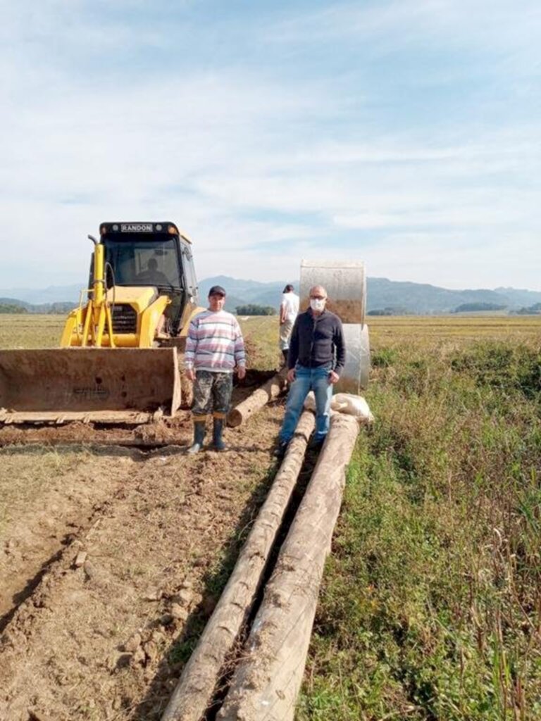 TORRES: SECRETARIA DE DESENVOLVIMENTO  RURAL CONTRIBUI PARA A OPERAÇÃO DO SISTEMA DE IRRIGAÇÃO DO ARROZ