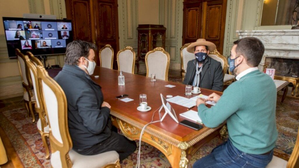 Gustavo Mansur / Palácio Piratini - Em solenidade presencial e virtual, governador Leite sancionou leis no Palácio Piratini