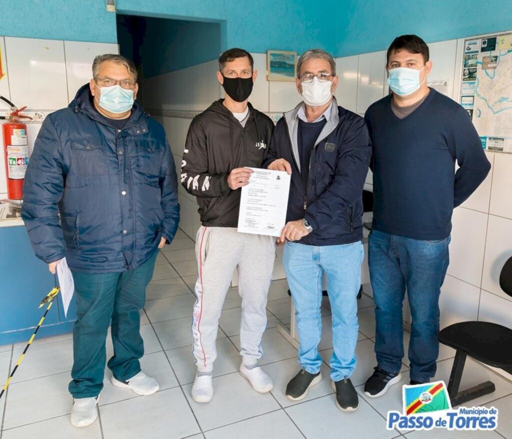 PREFEITO VALMIR FAZ ENTREGA DOS PRIMEIROS CERTIFICADOS DO SIM AO SETOR PESQUEIRO DE PASSO DE TORRES