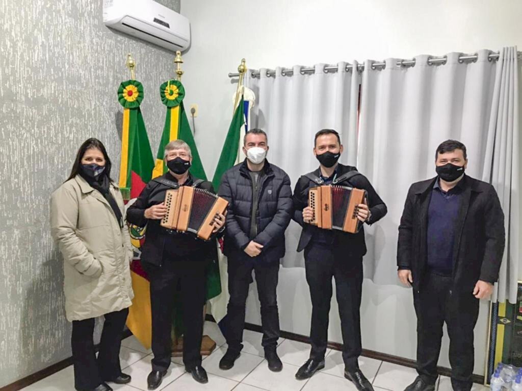 MORRINHOS DO SUL: PROJETO SOCIAL FÁBRICA  DE GAITEIROS É APRESENTADO AO SICOOB CREDIJA