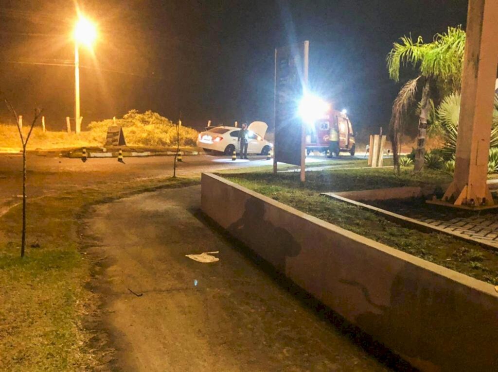 PASSO DE TORRES: VEÍCULO É ABANDONADO APÓS COLIDIR EM CANTEIRO