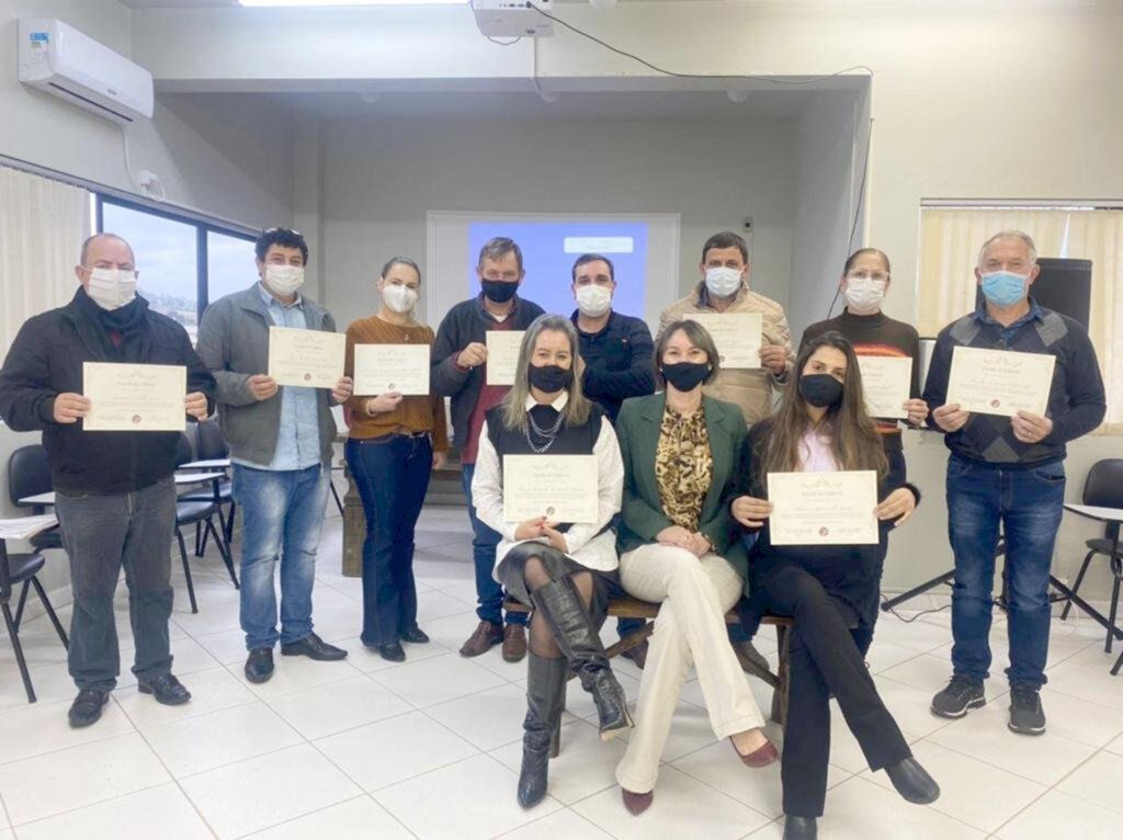 PREFEITO ALMIDES E  SECRETÁRIOS REALIZAM CURSO DE LÍDERES EM SANTA ROSA DO SUL
