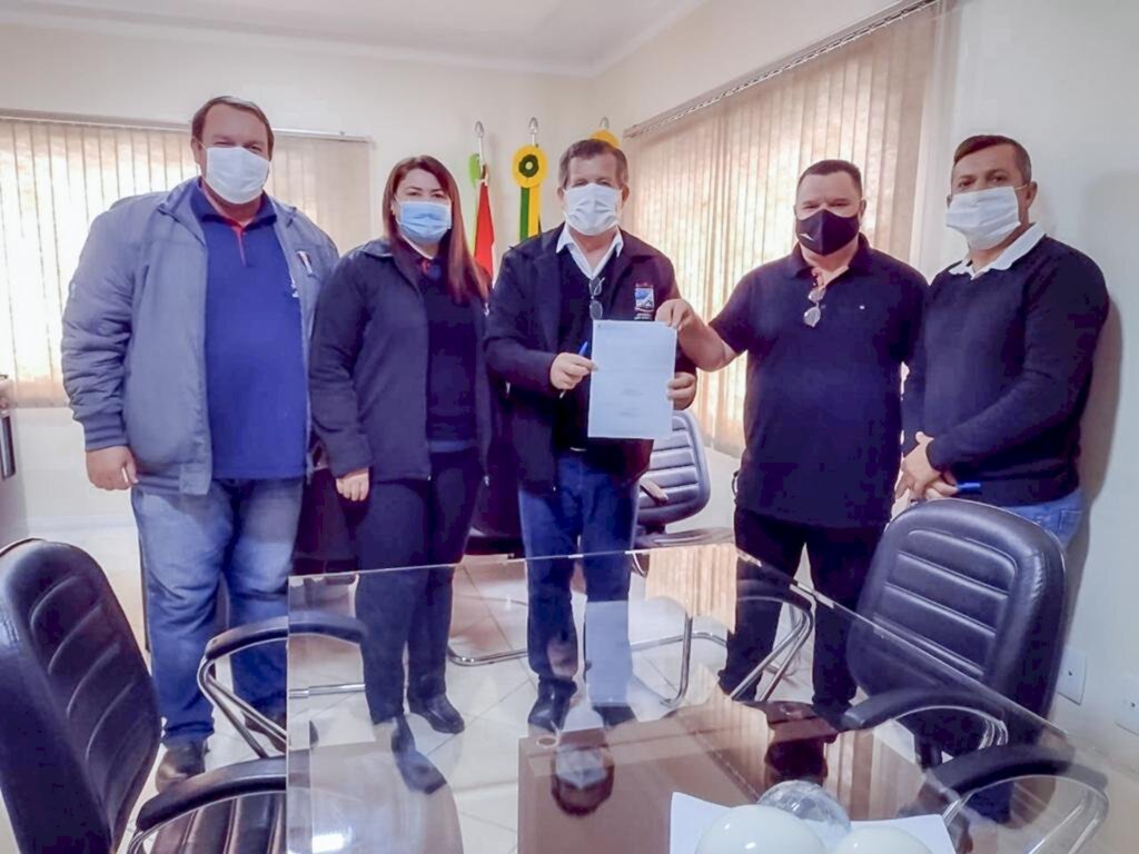 SÃO JOÃO DO SUL: PREFEITO MOACIR TEIXEIRA ASSINA ORDEM DE SERVIÇO PARA PAVIMENTAÇÃO ENTRE CAMPESTRE E ENCRUZO