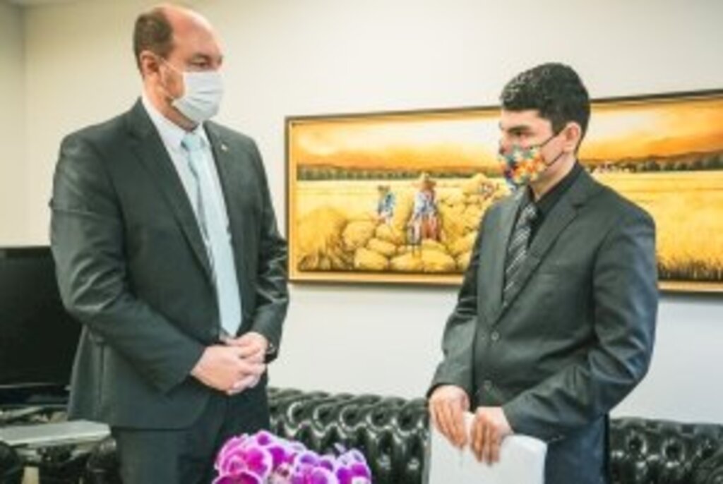 Bruno Collaço / AGÊNCIA AL - Presidente Mauro de Nadal recebe o jovem ativista Marco Antônio do Rosário