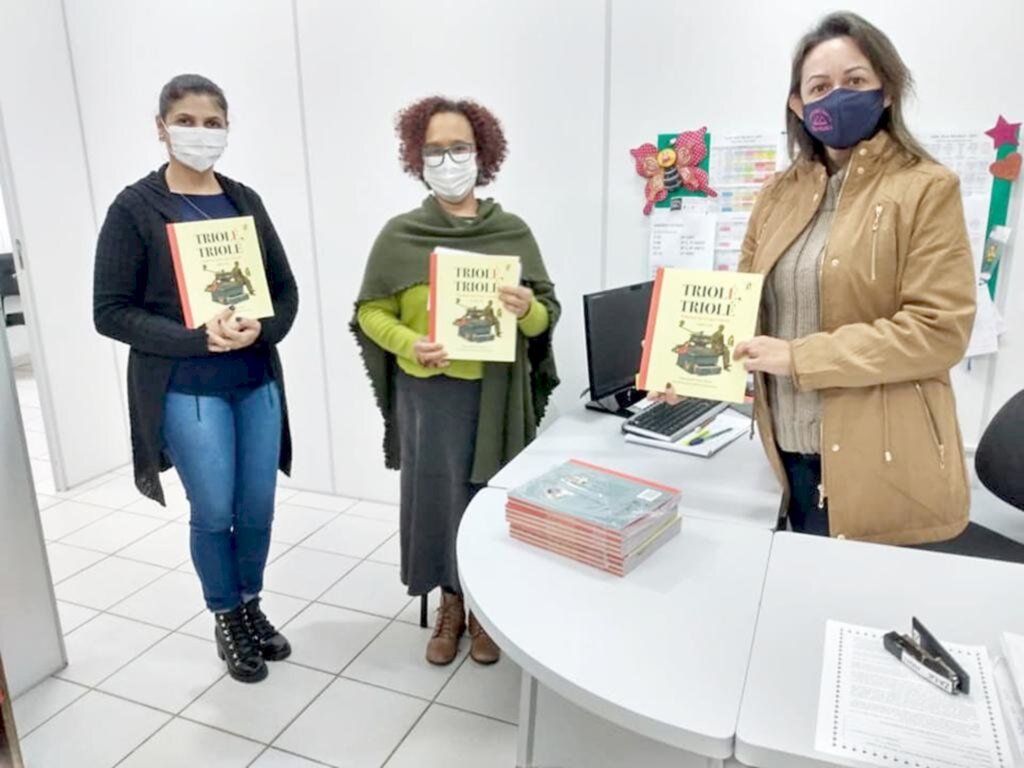 LIVRO: 'TRIOLÉ, TRIOLÉ POEMAS DE CRUZ E SOUZA VAMOS LER' É ENTREGUE NAS ESCOLAS DE SÃO JOÃO DO SUL