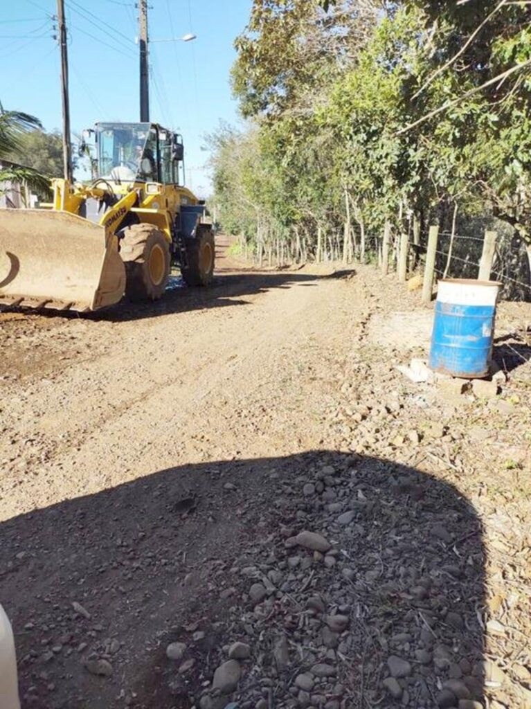 ESTRADAS DO PÉ DA SERRA  RECEBEM  MELHORIAS EM PRAIA GRANDE