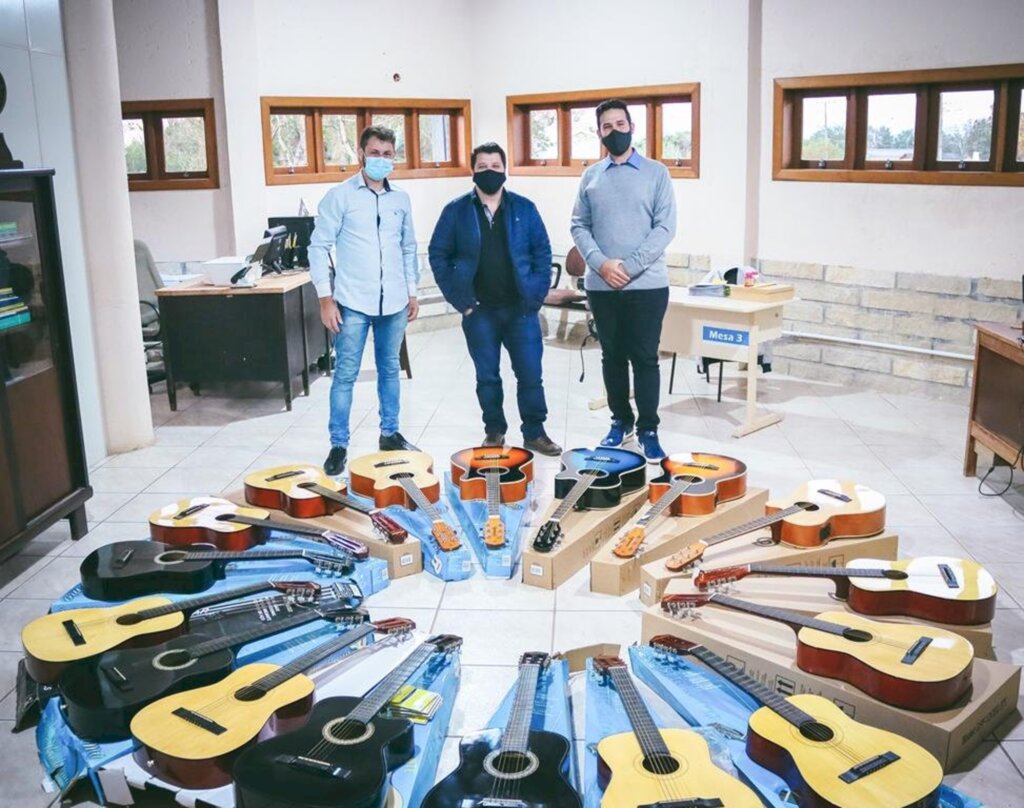PREFEITURA DE PRAIA GRANDE ENTREGA  VIOLÕES PARA AS OFICINAS DE INCENTIVO À MÚSICA