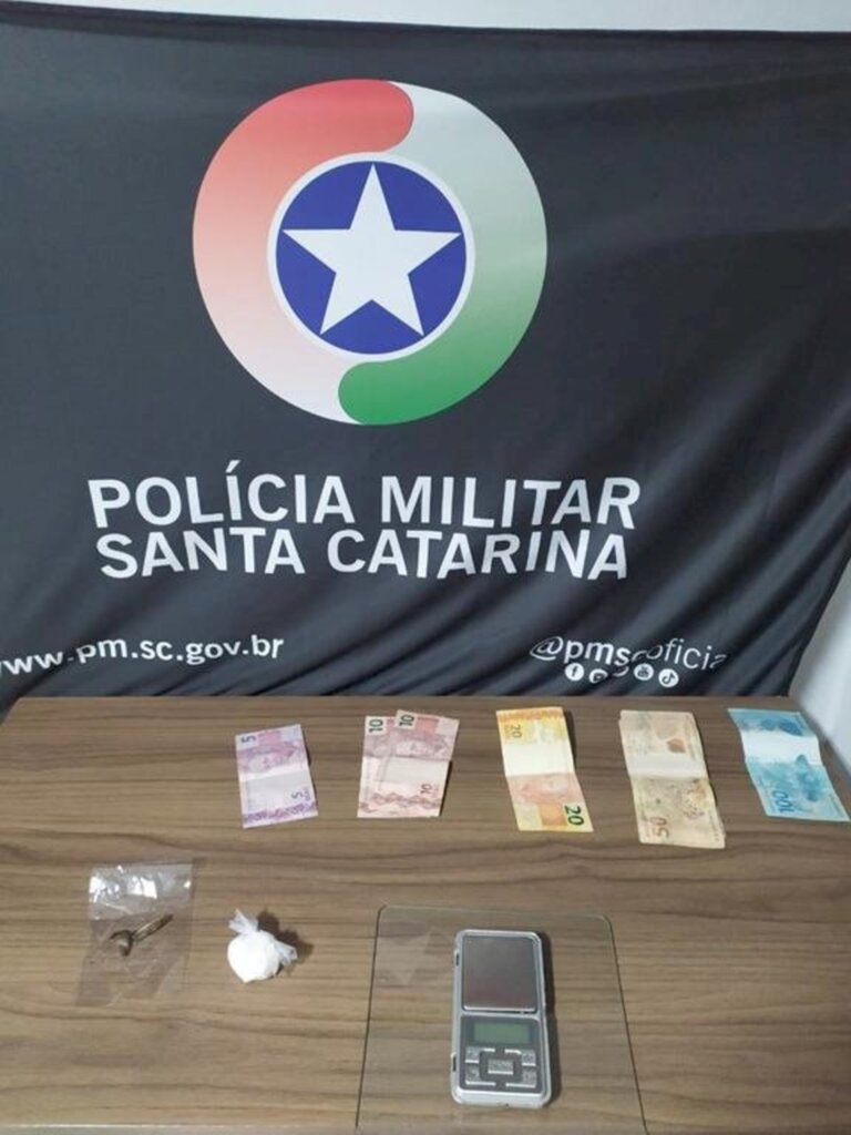 PASSO DE TORRES: INDIVÍDUOS SÃO  PRESOS POR TRÁFICO DE DROGAS