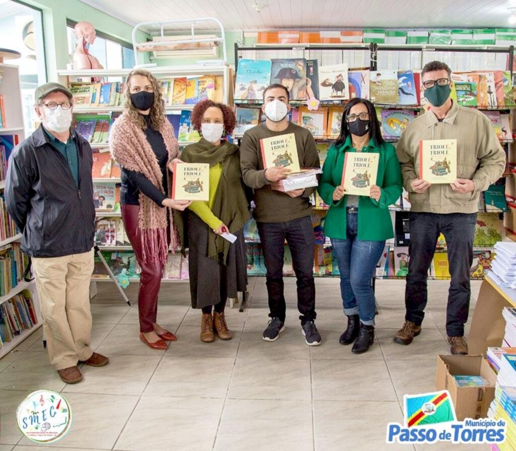 PASSO DE TORRES: SECRETARIA MUNICIPAL DE EDUCAÇÃO RECEBE LIVROS DA FUNDAÇÃO CATARINENSE DE CULTURA
