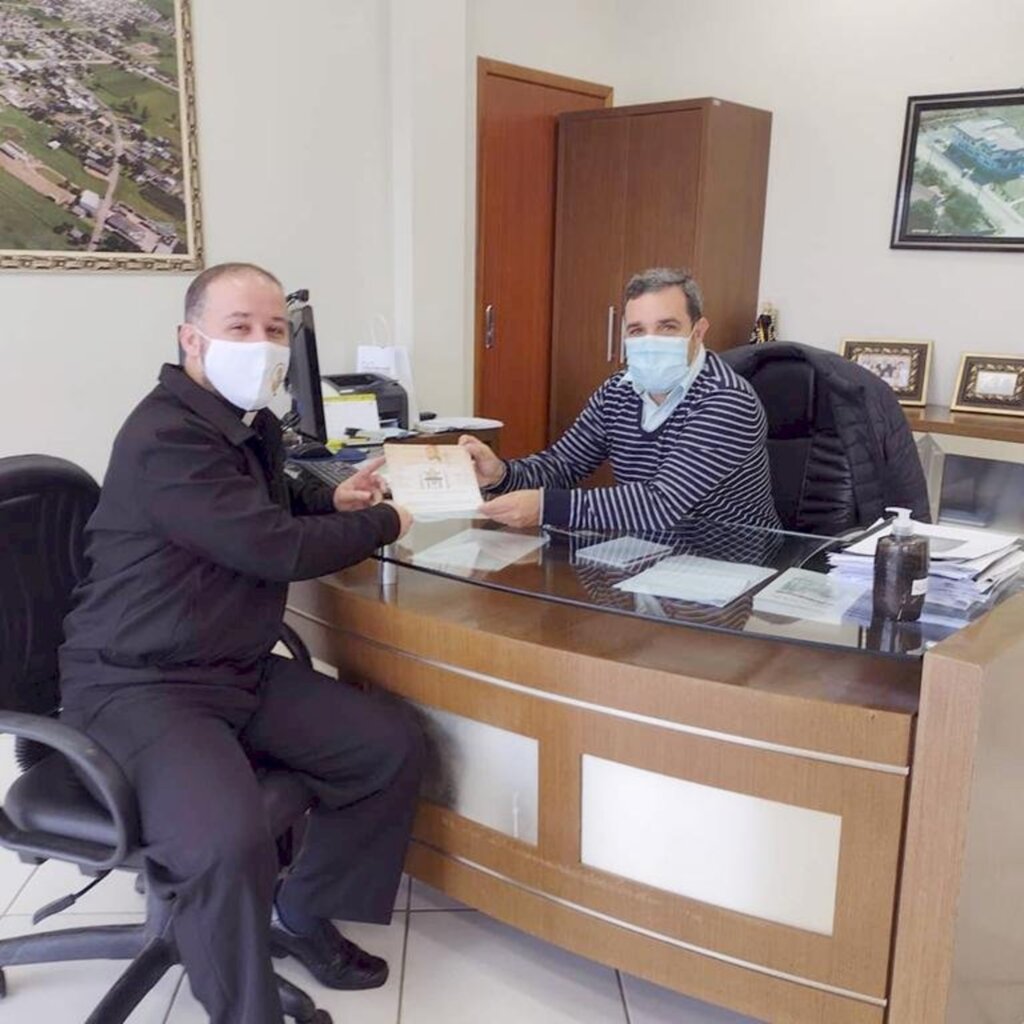 PREFEITO DE SANTA ROSA DO SUL RECEBE CONVITE PARA ORDENAÇÃO PRESBITERAL