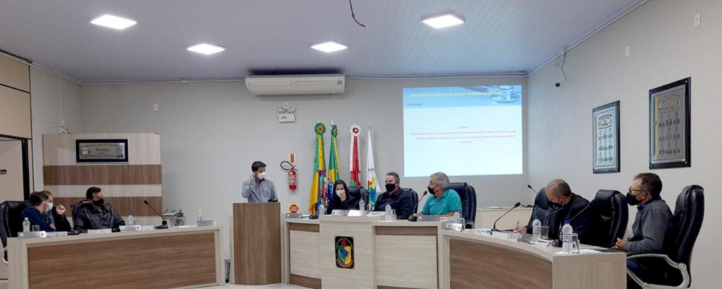 DIRETOR DO HOSPITAL N.S.F. USA A TRIBUNA PARA PASSAR INFORMAÇÕES NA CÂMARA DE PRAIA GRANDE