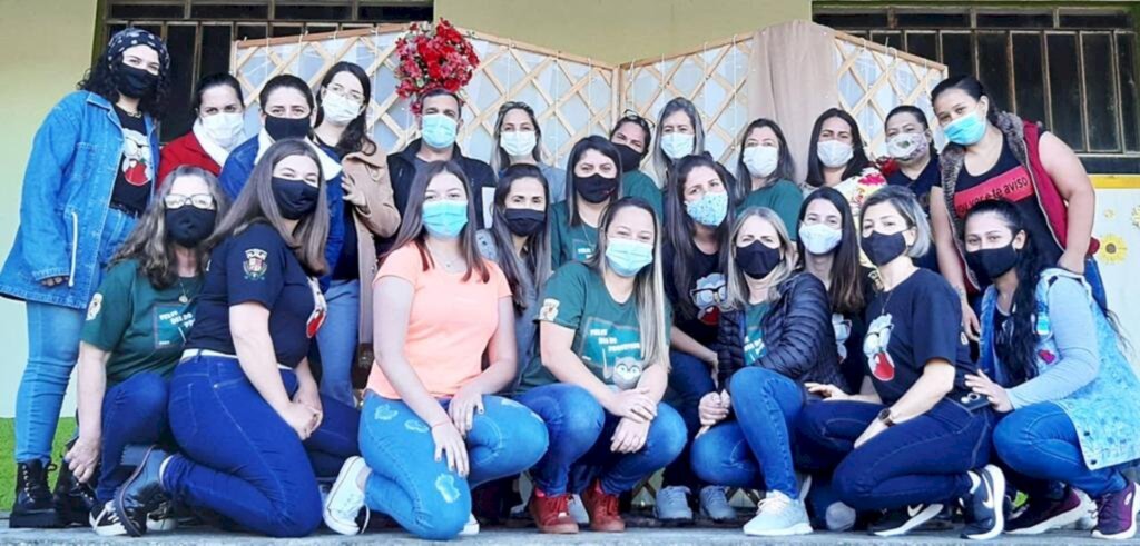 ESCOLAS DE SANTA ROSA DO SUL REALIZAM DRIVE-THRU ÀS FAMÍLIAS