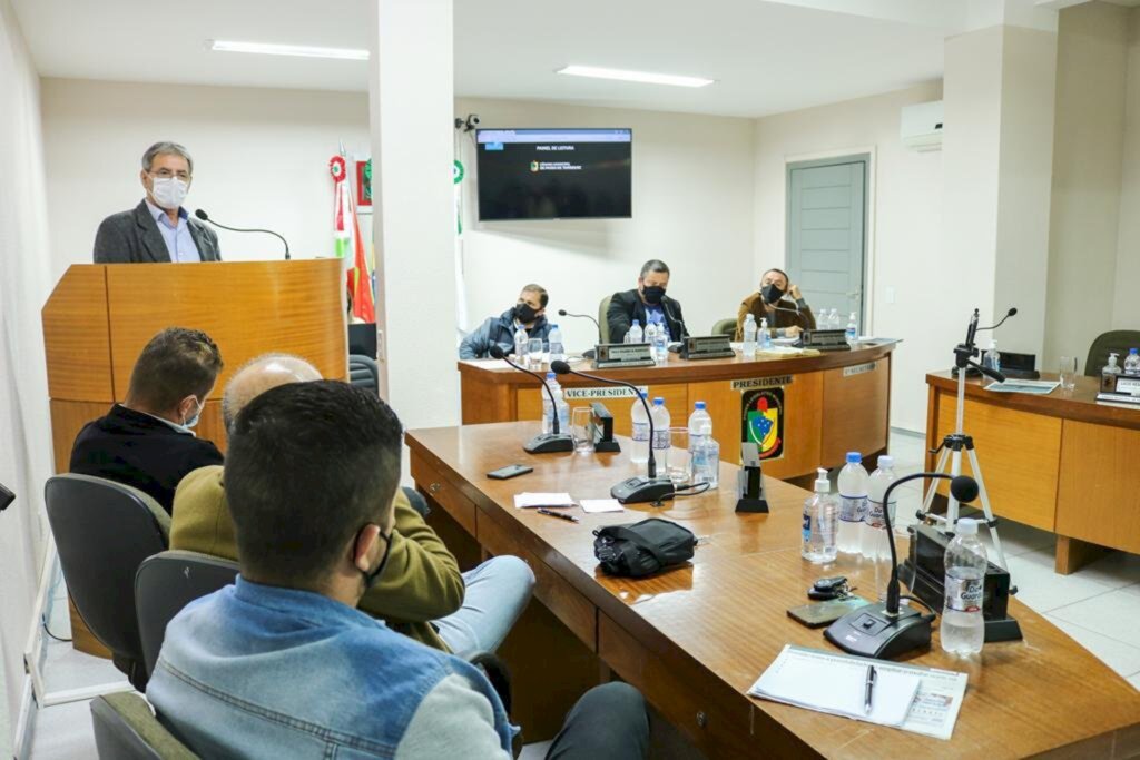 PREFEITO VALMIR RODRIGUES PARTICIPA DA  SESSÃO DA CÂMARA DE VEREADORES EM PASSO DE TORRES