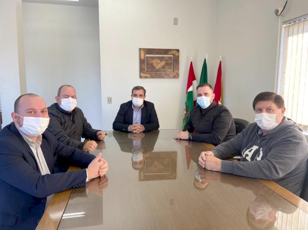 PREFEITO E SECRETÁRIO DE  INDÚSTRIA E COMÉRCIO SE REÚNEM COM O DIRETOR ESTADUAL DO SINE EM SANTA ROSA DO SUL