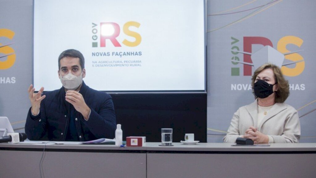 Felipe Dalla Valle/Palácio Piratini - Leite e secretária Silvana na assinatura do decreto que impulsionará políticas públicas para o setor leiteiro