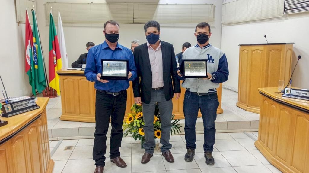 CÂMARA DE VEREADORES HOMENAGEIA POLICIAIS QUE ATUARAM NO MUNICÍPIO DE MAMPITUBA