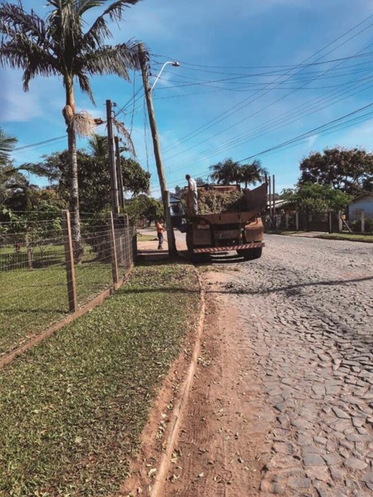 SECRETARIA DE OBRAS E SERVIÇOS PÚBLICOS DE TORRES REALIZA OPERAÇÃO EM VILA SÃO JOÃO