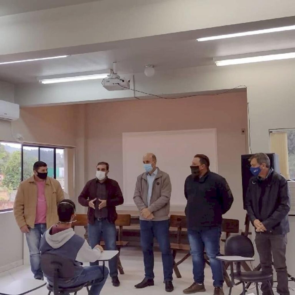 PREFEITO ALMIDES SE REÚNE COM DEPUTADO  ZÉ MILTON E PRODUTORES DE LEITE EM SANTA ROSA DO SUL
