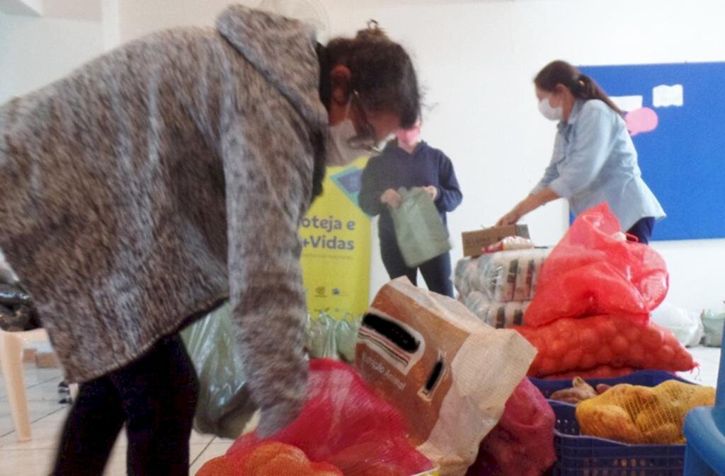 Voluntárias organizaram os kits na tarde do dia 07 de maio - 
