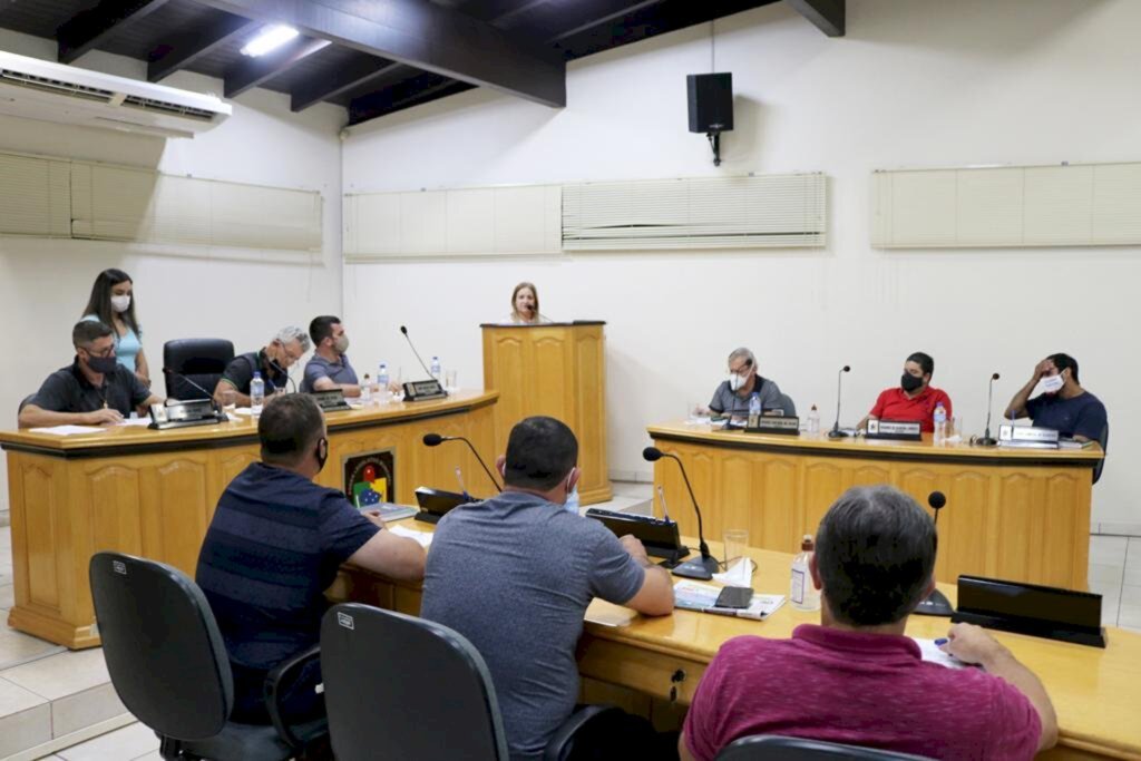 PREFEITA EM EXERCÍCIO PRESTA  CONTAS NA CÂMARA DE VEREADORES DE MAMPITUBA