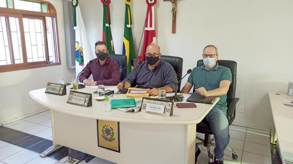 VEREADORES DE TORRES APROVAM PL QUE AUTORIZA TRANSPORTE COLETIVO POR VEÍCULOS COM MAIS DE 10 ANOS DE FABRICAÇÃO