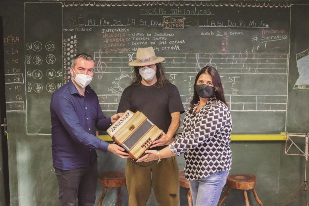 MARCOS VENICIOS ASSINA CONTRATO COM PROJETO  FÁBRICA DE GAITEIROS DE  RENATO BORGHETTI  EM MORRINHOS DO SUL