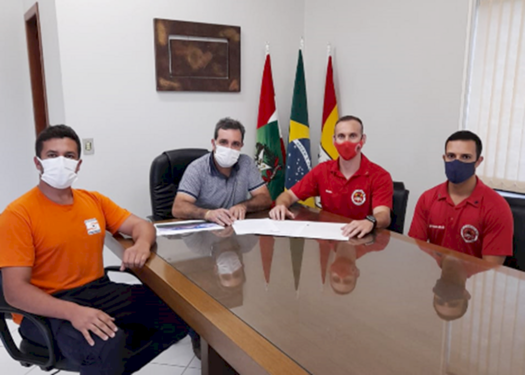 PREFEITO ALMIDES ASSINA CONVÊNIO COM O CORPO DE BOMBEIROS EM SANTA ROSA DO SUL