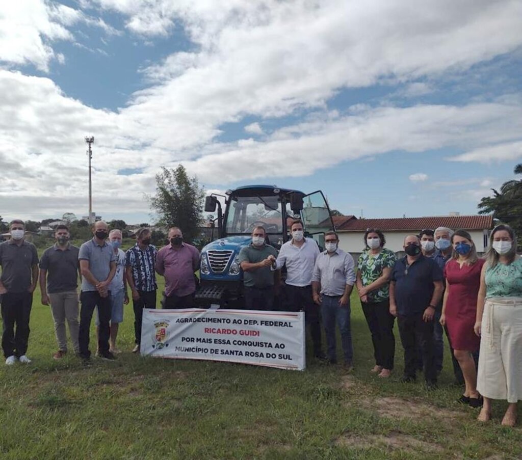 DEPUTADO RICARDO GUIDI ENTREGA TRATOR PARA O MUNICÍPIO DE SANTA ROSA DO SUL