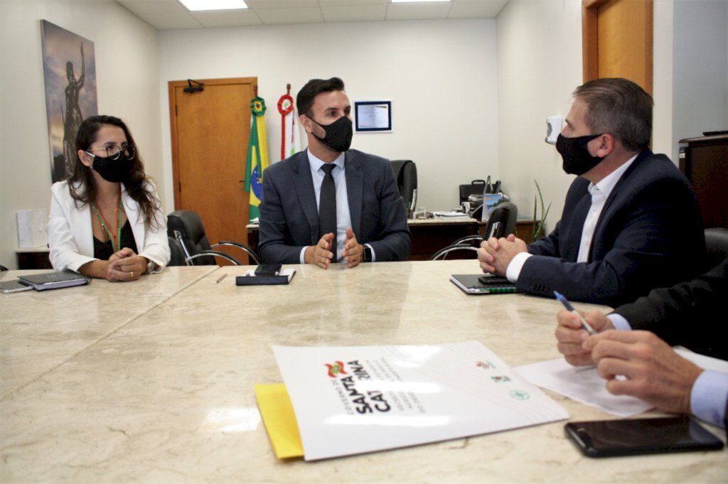Divulgação - Reunião no gabinete do deputado Felipe Estevão com o secretário Altair Silva