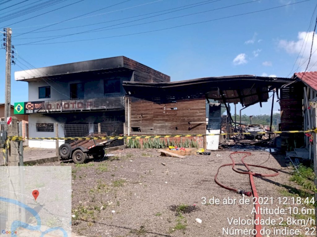 INCÊNDIO CONSOME OFICINAS EM PASSO DE TORRES
