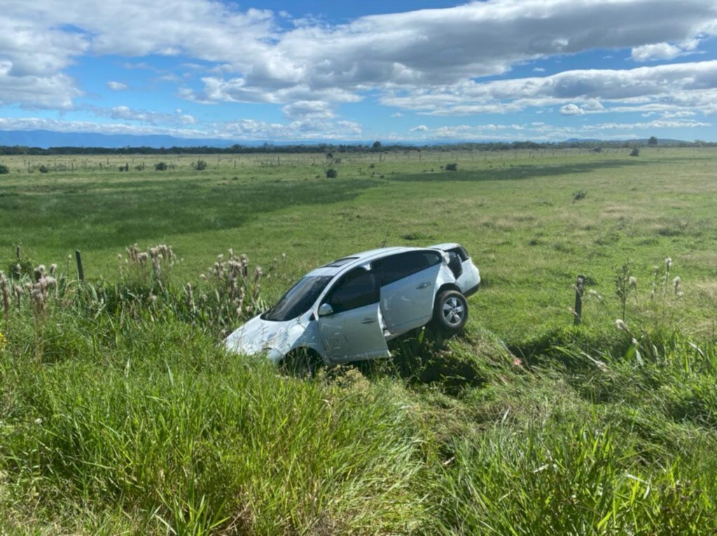 MOTORISTA PERDE O CONTROLE DO VEÍCULO E CAPOTA NA SC-450 EM PASSO DE TORRES